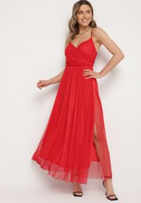 Born2be - Czerwona Sukienka Koktajlowa z Tiulową Siateczką Devinae. Okazja: na imprezę, na co dzień. Typ kołnierza: dekolt w kształcie V. Kolor: czerwony. Materiał: tiul. Długość rękawa: na ramiączkach. Sezon: lato. Styl: wizytowy #1