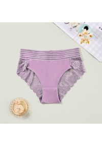 Intica - Koronkowe tangi z ozdobnym pasem na specjalne okazje Kasumi. Kolor: fioletowy. Materiał: koronka. Wzór: koronka