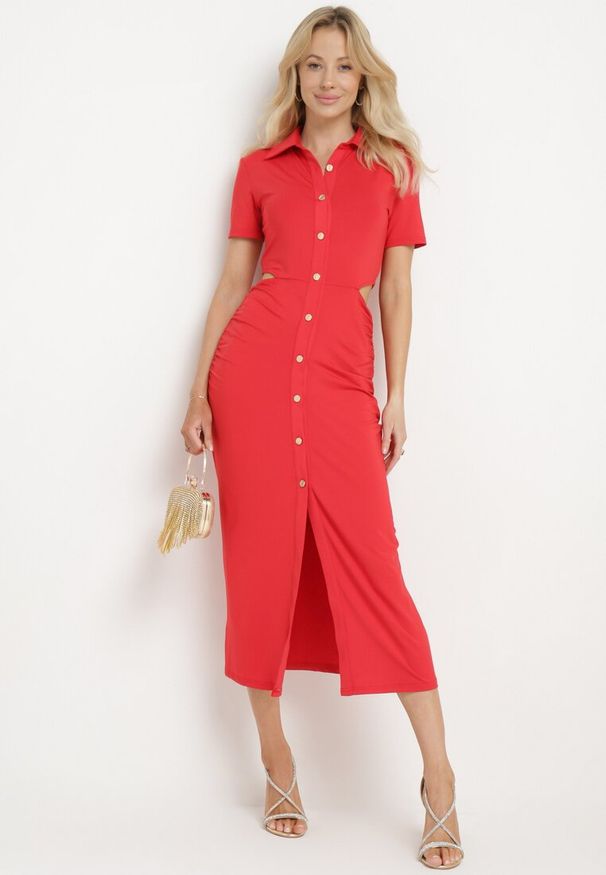 Born2be - Czerwona Sukienka Koszulowa z Wycięciami w Talii i i Marszczeniami Zapinana na Guziki Quvlea. Okazja: na co dzień. Kolor: czerwony. Materiał: jeans, wiskoza. Typ sukienki: koszulowe. Styl: casual