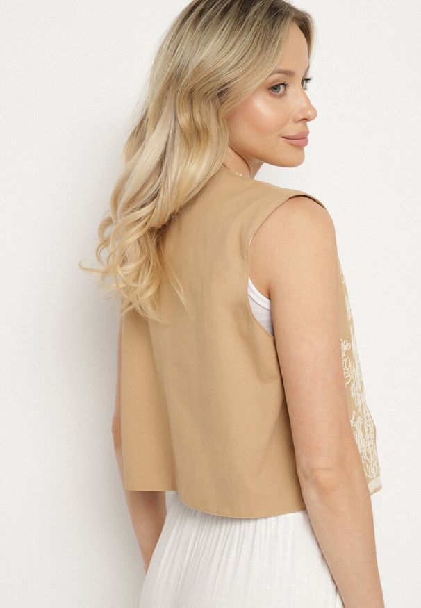 Born2be - Beżowa Kamizelka z Bawełny Ozdobiona Haftem Lisanwena. Okazja: na spacer, na co dzień. Kolor: beżowy. Materiał: bawełna. Wzór: haft, aplikacja. Styl: elegancki, casual