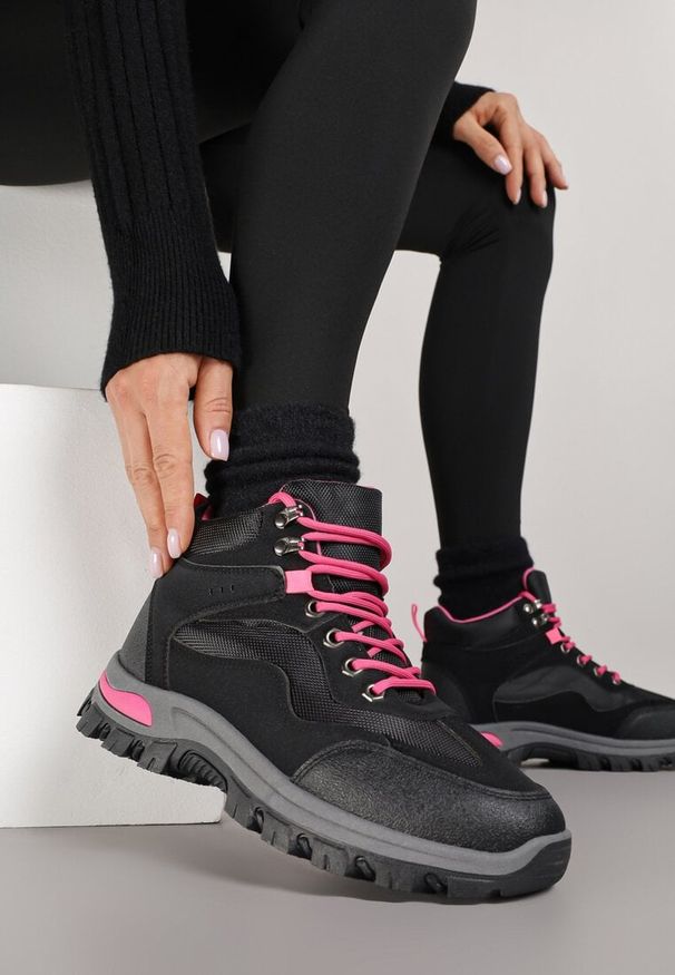 Renee - Czarno-Fuksjowe Buty Trekkingowe Trapery Vices Ozdobione Geometrycznym Motywem Anarisse. Okazja: na co dzień. Kolor: czarny. Materiał: jeans. Wzór: aplikacja, geometria. Styl: casual, elegancki
