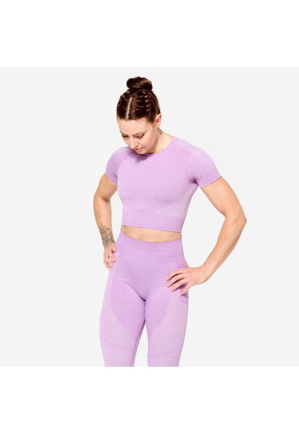 DOMYOS - Koszulka fitness damska Domyos krótki rękaw crop top. Kolor: różowy. Materiał: poliamid, materiał, tkanina, prążkowany, elastan. Sport: fitness