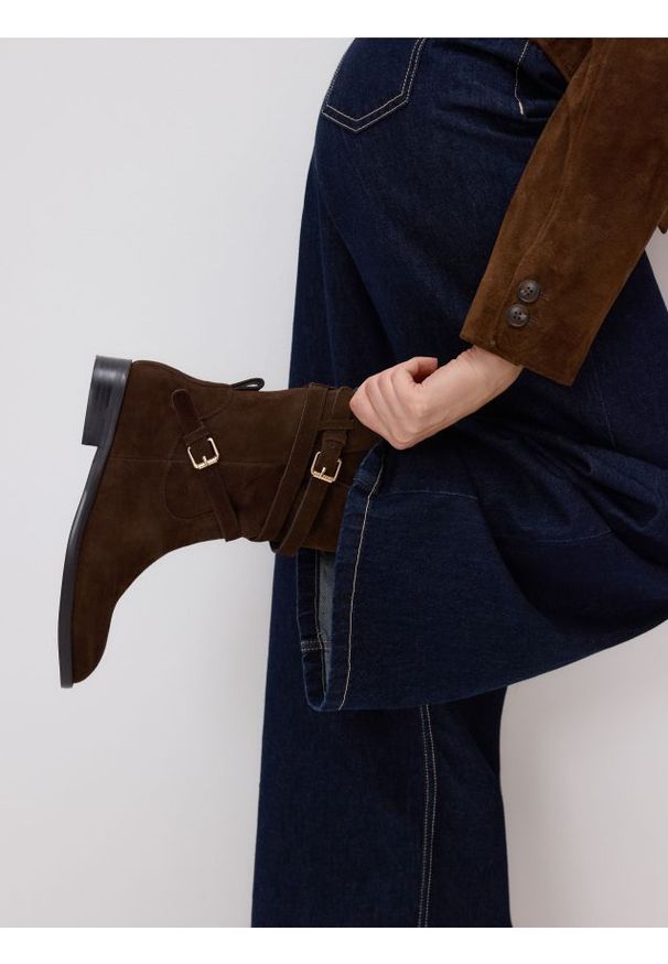 Reserved - Zamszowe botki z paskami - ciemnobrązowy. Zapięcie: pasek. Kolor: brązowy. Materiał: zamsz