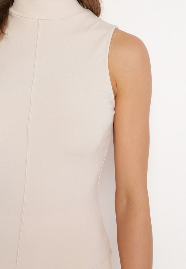 Born2be - Jasnobeżowa Elegancka Bluzka Bez Rękawów z Półgolfem Raenllia. Kolor: beżowy. Materiał: jeans. Długość rękawa: bez rękawów. Styl: elegancki