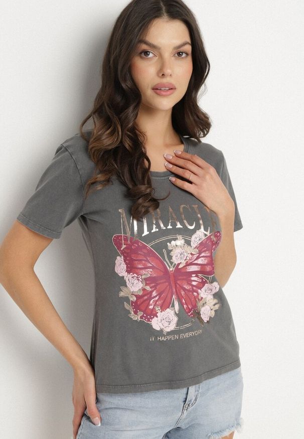 Born2be - Ciemnoszary Bawełniany T-shirt z Metalicznym Napisem i Motylem Zarevalia. Okazja: na co dzień. Kolor: szary. Materiał: bawełna. Wzór: napisy. Styl: klasyczny, elegancki, sportowy, casual