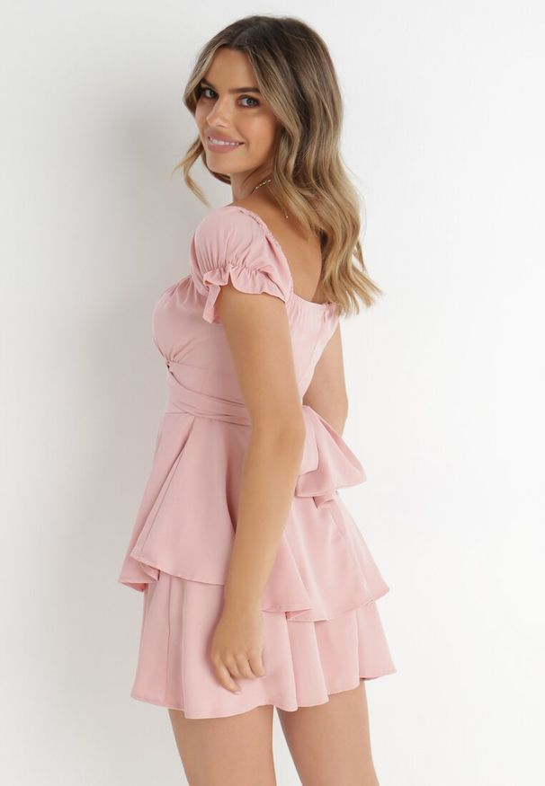 Born2be - Różowa Sukienka Aikialla. Typ kołnierza: kołnierz z falbankami. Kolor: różowy. Materiał: tkanina, materiał. Wzór: aplikacja, jednolity, gładki. Długość: mini