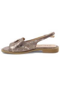 Sandały damskie S.Barski, cholewka ze skóry ekologicznej na płaskiej podeszwie z elegancką broszką, szare, KV61-6040. Kolor: szary. Materiał: skóra ekologiczna. Obcas: na płaskiej podeszwie. Styl: elegancki #7