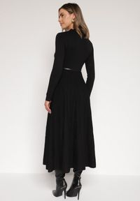 Born2be - Czarna Rozkloszowana Sukienka z Dzianiny z Wiskozą z Długim Rękawem i Paskiem Tusmina. Okazja: na co dzień. Kolor: czarny. Materiał: dzianina, wiskoza. Długość rękawa: długi rękaw. Styl: klasyczny, casual, elegancki #3