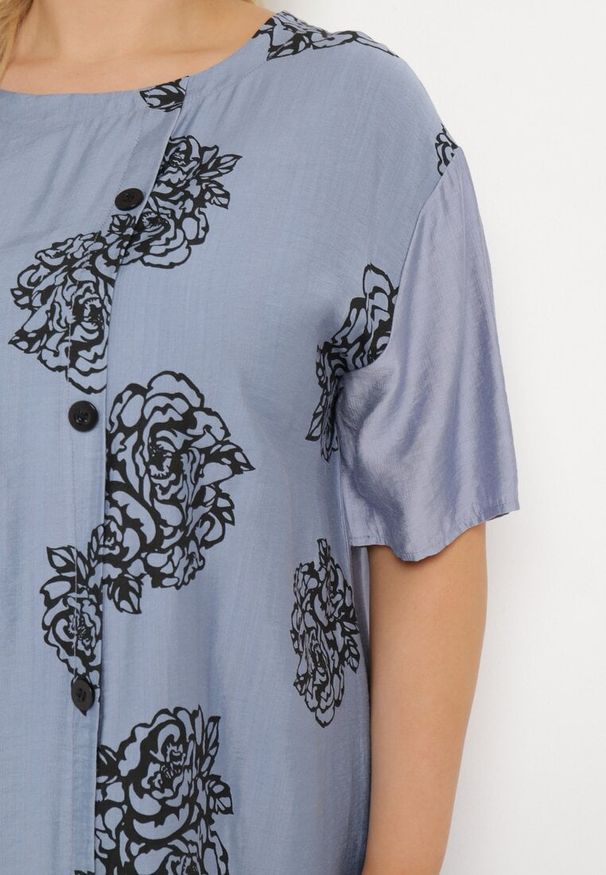 Born2be - Niebieska Bawełniana Sukienka z Krótkim Rękawem z Kieszeniami i Guzikami Bellilla. Okazja: na co dzień, do pracy. Typ kołnierza: dekolt w łódkę. Kolekcja: plus size. Kolor: niebieski. Materiał: bawełna. Długość rękawa: krótki rękaw. Typ sukienki: dla puszystych. Styl: casual