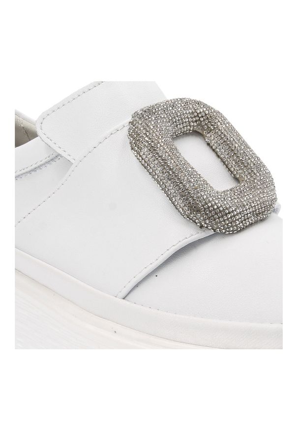 Białe Sneakersy Artiker Modne Wsuwane Obuwie Damskie. Okazja: na co dzień. Zapięcie: bez zapięcia. Kolor: biały. Materiał: skóra, guma. Wzór: aplikacja