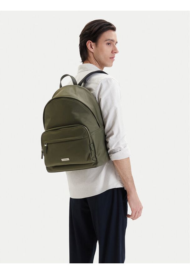 Calvin Klein Saszetka Sleek Round Backpack LV04D3143G Zielony. Kolor: zielony. Materiał: skóra