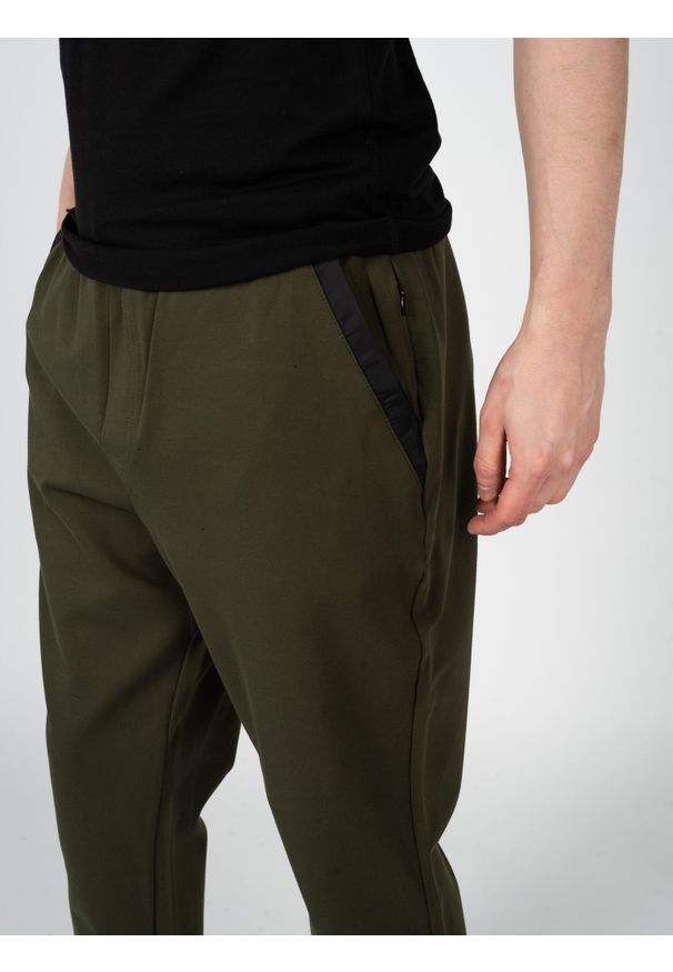 Guess Spodnie "Takoda" | X3OQ21K8XF0 | Mężczyzna | Khaki. Okazja: na co dzień. Kolor: brązowy. Materiał: poliamid, elastan, wiskoza. Styl: sportowy, elegancki, casual