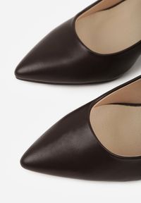 Renee - Brązowe Czółenka na Słupku z Wkładką ze Skóry Naturalnej i Metaliczną Aplikacją Nevas. Nosek buta: otwarty. Kolor: brązowy. Materiał: skóra. Wzór: aplikacja. Obcas: na słupku. Wysokość obcasa: średni #7