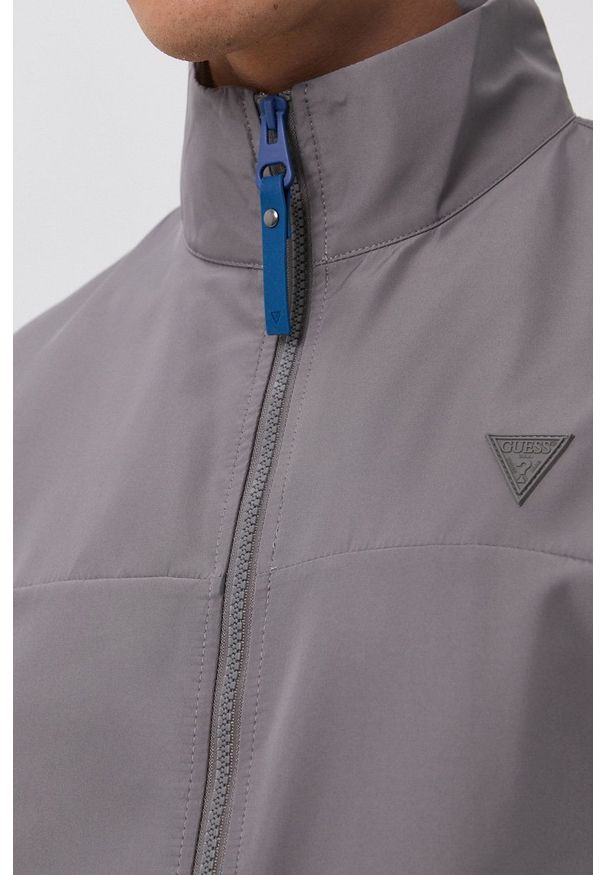 Guess - Kurtka bomber. Okazja: na co dzień. Kolor: szary. Materiał: tkanina. Wzór: gładki. Styl: casual