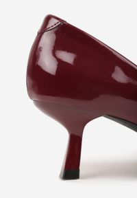 Born2be - Bordowe Lakierowane Czółenka na Kaczuszce z Ozdobnymi Paskami Caloma. Okazja: na co dzień. Zapięcie: pasek. Kolor: czerwony. Materiał: lakier. Obcas: na szpilce. Styl: casual, klasyczny, wizytowy. Wysokość obcasa: niski #9