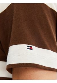 TOMMY HILFIGER - Tommy Hilfiger T-Shirt Script WW0WW45746 Brązowy Regular Fit. Kolor: brązowy. Materiał: bawełna