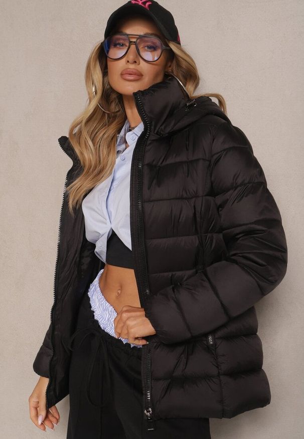 Renee - Czarna Kurtka z Odpinanym Kapturem Ozdobiona Pikowaniem Laosias. Okazja: na co dzień. Kolor: czarny. Materiał: jeans. Wzór: aplikacja. Styl: casual