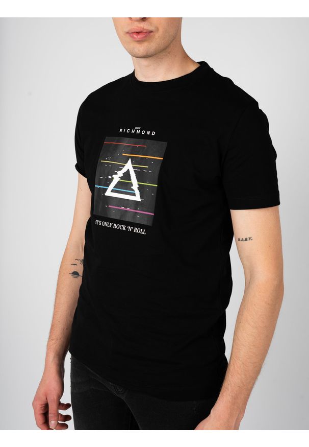 John Richmond T-Shirt | HMP25025TS | Mężczyzna | Czarny. Okazja: na co dzień. Kolor: czarny. Materiał: bawełna. Wzór: nadruk. Styl: casual