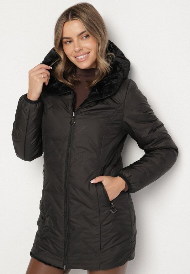 Born2be - Czarna Pikowana Kurtka Dwustronna z Kapturem i Futerkiem Rinaresa. Okazja: na co dzień. Typ kołnierza: kaptur. Kolor: czarny. Materiał: futro. Styl: casual, elegancki