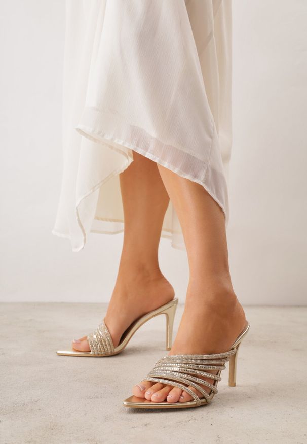 Born2be - Złote Eleganckie Klapki na Szpilce z Paseczkami z Cyrkoniami Naothera. Okazja: na randkę, na wesele, na ślub cywilny. Kolor: złoty. Obcas: na szpilce. Styl: elegancki