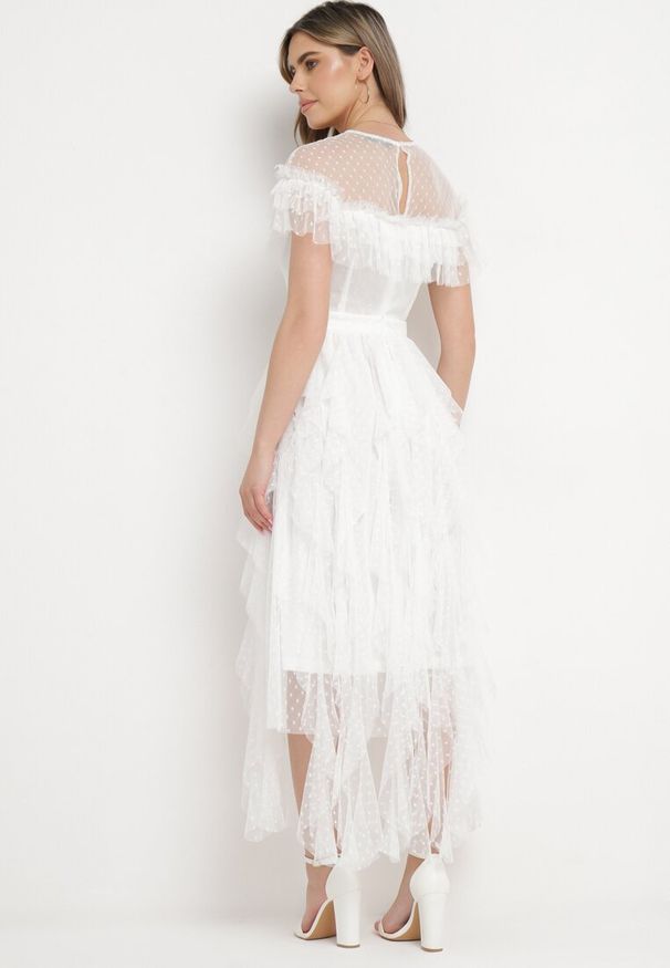 Born2be - Biała Sukienka z Przezroczystego Materiału Rozkloszowana Ozdobiona Koronką Pela. Okazja: na co dzień. Kolor: biały. Materiał: materiał, koronka. Długość rękawa: krótki rękaw. Wzór: aplikacja, koronka. Typ sukienki: proste, rozkloszowane. Styl: casual, klasyczny