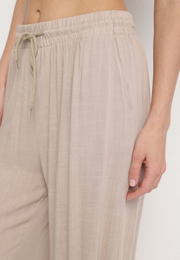 Born2be - Beżowe Bawełniane Spodnie z Gumką w Talii o Luźnym Fasonie Efraia. Okazja: na co dzień, na randkę. Kolor: beżowy. Materiał: bawełna. Styl: klasyczny, casual