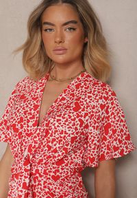 Renee - Czerwona Rozkloszowana Sukienka w Serca z Rozcięciem na Boku i Dekoltem V Sallend. Okazja: na imprezę, na randkę. Typ kołnierza: dekolt w kształcie V. Kolor: czerwony. Długość rękawa: krótki rękaw. Sezon: lato. Styl: elegancki