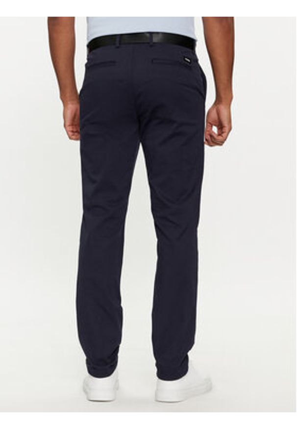 Calvin Klein Chinosy Modern K10K110979 Granatowy Slim Fit. Kolor: niebieski. Materiał: bawełna