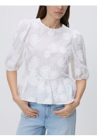 Reserved - Bluzka z aplikacjami - biały. Kolor: biały. Materiał: bawełna. Wzór: aplikacja