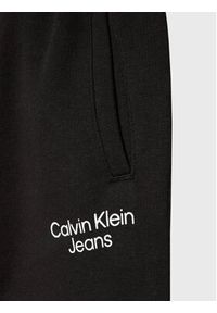 Calvin Klein Jeans Spodnie dresowe Stack Logo IB0IB01282 Czarny Regular Fit. Kolor: czarny. Materiał: bawełna