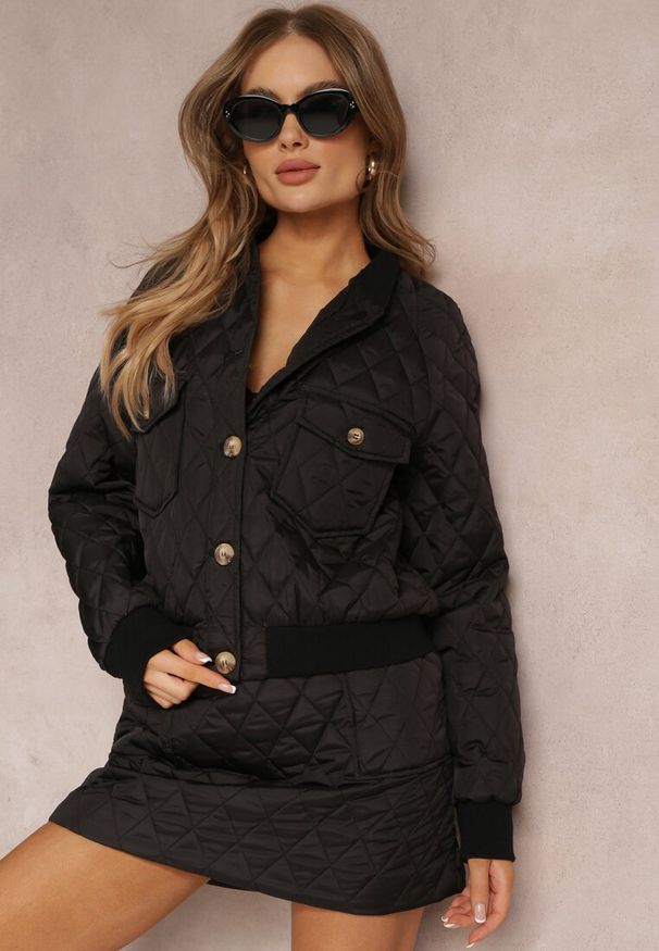 Renee - Czarny 2-częściowy Komplet z Pikowaną Kurtką i Spódnicą z Gumką w Pasie Zanai. Kolor: czarny. Materiał: materiał