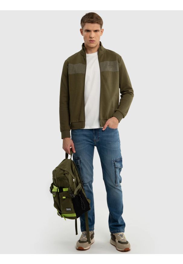Big-Star - Bluza męska bawełniana na stójce khaki Johnson 303. Okazja: na co dzień, do pracy. Typ kołnierza: kołnierzyk stójkowy. Kolor: zielony. Materiał: bawełna. Styl: sportowy, casual