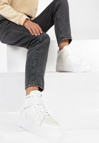 Born2be - Białe Sneakersy Lubna. Wysokość cholewki: za kostkę. Nosek buta: okrągły. Zapięcie: pasek. Kolor: biały. Materiał: dresówka. Szerokość cholewki: normalna. Wzór: aplikacja. Obcas: na platformie #2