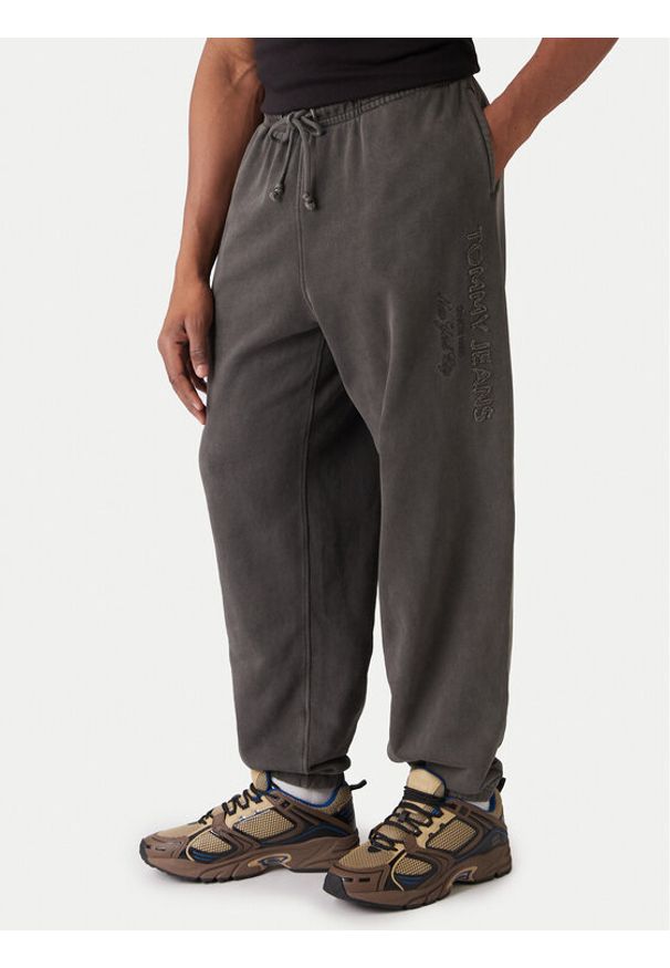 Tommy Jeans Spodnie dresowe New Classic DM0DM22360 Szary Relaxed Fit. Kolor: szary. Materiał: bawełna