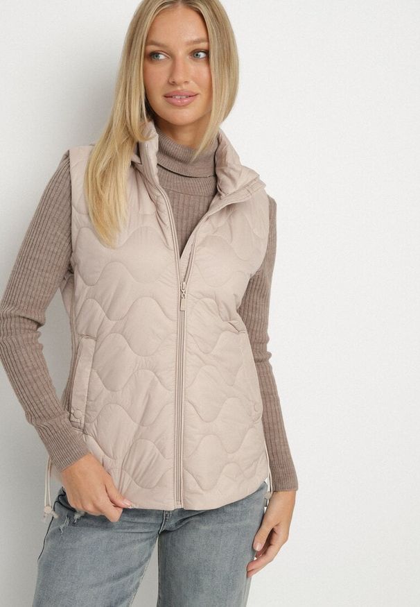 Born2be - Ciemnobeżowa Kamizelka z Odpinanym Kapturem Ozdobiona Pikowaniem Cirisse. Okazja: na spacer, na co dzień. Kolor: beżowy. Materiał: jeans. Wzór: aplikacja. Styl: klasyczny, casual, elegancki