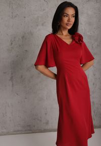 Renee - Czerwona Zwiewna Sukienka Wieczorowa VICES z Aplikacją 3D w Kształcie Kwiatu Themira. Typ kołnierza: dekolt w kształcie V. Kolor: czerwony. Wzór: aplikacja, kwiaty. Styl: wizytowy #1