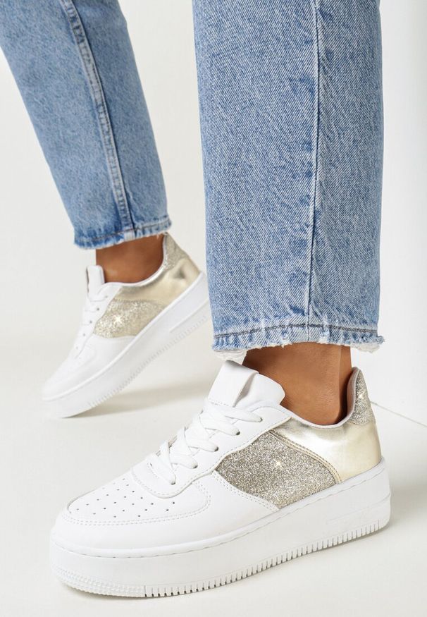 Born2be - Biało-Złote Sznurowane Sneakersy na Płaskiej Podeszwie z Brokatowymi Wstawkami Dezia. Okazja: na co dzień. Kolor: biały. Obcas: na płaskiej podeszwie