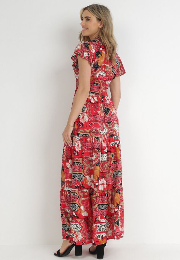 Born2be - Czerwona Sukienka Maxi z Wiskozy z Gumką w Talii i Guzikami Nyllu. Kolor: czerwony. Materiał: wiskoza. Wzór: aplikacja. Długość: maxi