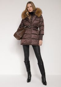 Born2be - Brązowa Kurtka z Pikowanymi Przeszyciami Paskiem i Kapturem z Futrem Lidanessa. Okazja: na co dzień. Kolor: brązowy. Materiał: futro. Styl: casual #7