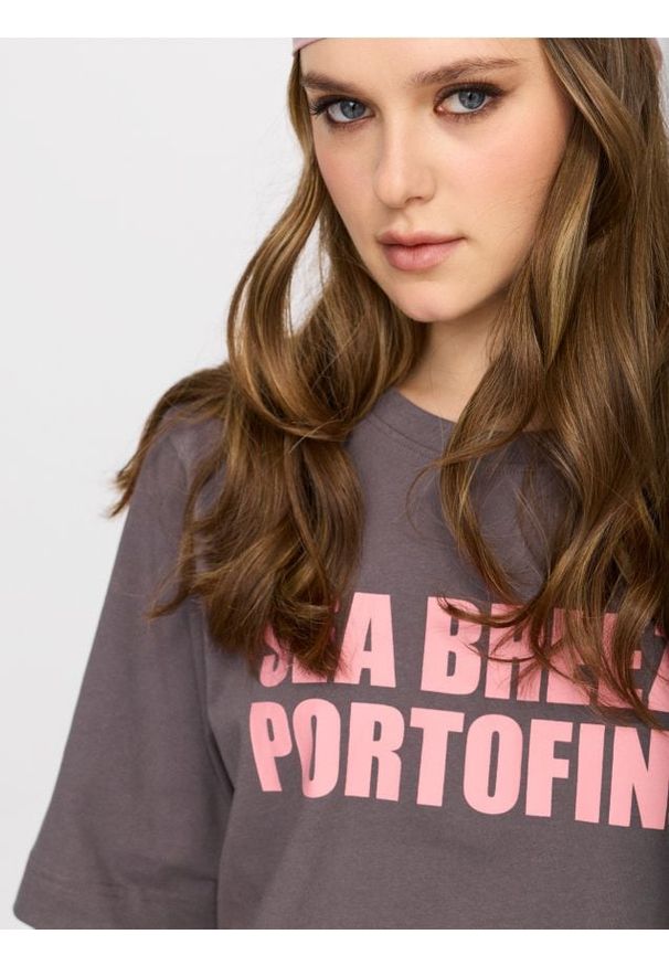 Sinsay - Bawełniana koszulka z napisem Sea Breeze Portofino - szary. Kolor: szary. Materiał: bawełna. Wzór: napisy