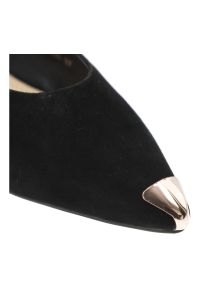 Czółenka damskie S.Barski, cholewka ze skóry naturalnej zamszowej elegancki fason slingback niski stabilny obcas, czarne, CR61-3050. Okazja: na spotkanie biznesowe. Zapięcie: klamry. Kolor: czarny. Materiał: skóra, zamsz. Szerokość cholewki: normalna. Obcas: na obcasie. Styl: elegancki. Wysokość obcasa: średni #3