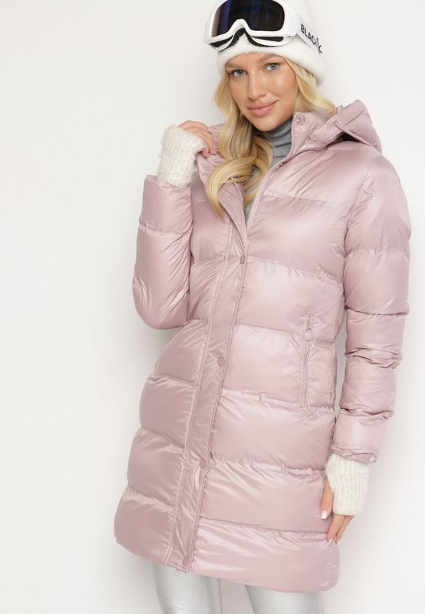 Born2be - Różowa Pikowana Kurtka o Długim Kroju z Kapturem Kieszeniami i Dwustronnym Suwakiem Sanarose. Okazja: na spacer, na co dzień. Typ kołnierza: kaptur. Kolor: różowy. Materiał: dzianina, jeans. Długość: długie. Wzór: aplikacja. Styl: casual, elegancki