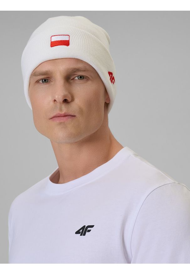 4f - 4F Czapka beanie uniseks - biała Uniwersalny. Kolor: biały. Materiał: dzianina. Sezon: zima. Styl: casual, klasyczny, sportowy