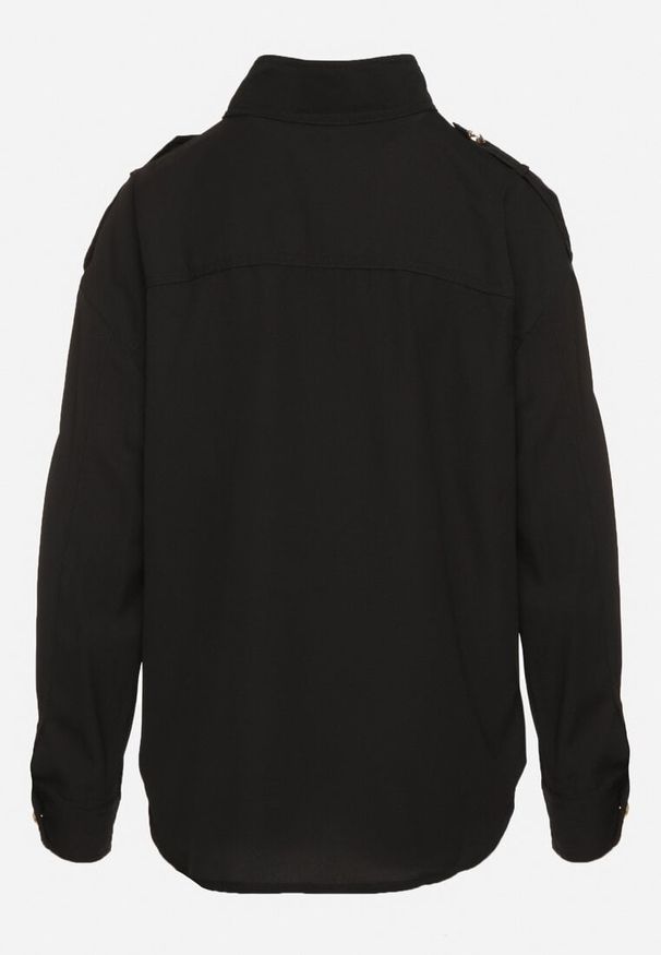 Born2be - Czarna Koszula ze Stójką z Ozdobnymi Guzikami i Kieszeniami Neriael. Okazja: na spotkanie biznesowe. Typ kołnierza: kołnierzyk stójkowy. Kolor: czarny. Materiał: tkanina. Długość rękawa: długi rękaw. Długość: długie. Styl: biznesowy