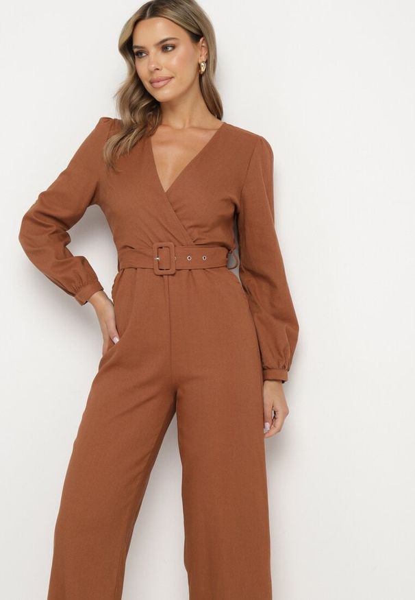 Born2be - Brązowy Bawełniany Kombinezon o Kopertowym Kroju z Paskiem i Gumką w Talii Mirrira. Kolor: brązowy. Materiał: bawełna. Długość rękawa: długi rękaw. Długość: długie. Styl: elegancki, klasyczny