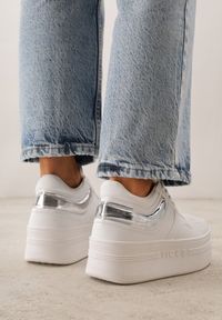 Renee - Biało-Srebrne Sneakersy VICES na Platformie Ozdobione Tłoczonym Napisem Berolla. Okazja: na co dzień. Kolor: biały. Materiał: dresówka. Wzór: aplikacja, napisy. Obcas: na platformie #2