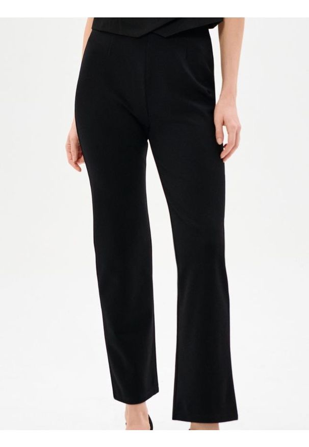Sinsay - Spodnie straight leg z dzianiny roma - czarny. Kolor: czarny. Materiał: dzianina