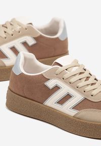 Renee - Brązowe Sneakersy Ozdobione Geometrycznym Motywem Lanelise. Okazja: na co dzień. Kolor: brązowy. Materiał: jeans. Wzór: aplikacja, geometria #4