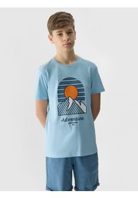 4F JUNIOR - T-shirt z bawełny organicznej z nadrukiem chłopięcy - niebieski. Okazja: na co dzień. Kolor: niebieski. Materiał: bawełna. Wzór: nadruk. Sezon: lato. Styl: casual, klasyczny, sportowy