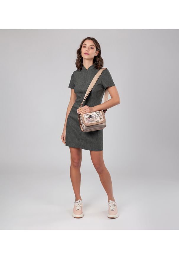 Beżowa Torebka Damska Na Ramię Anekke Z Laleczką. Kolor: beżowy. Styl: elegancki, casual. Rodzaj torebki: na ramię